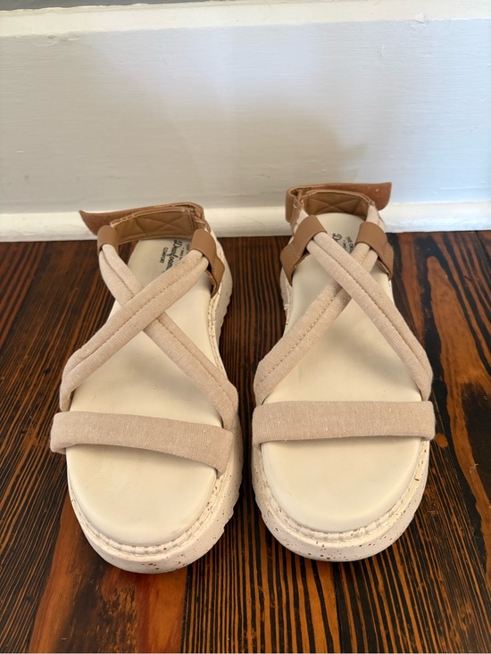 dearfoams Shoes - dearfoams Neutral Beige Crossband Platform Sandals